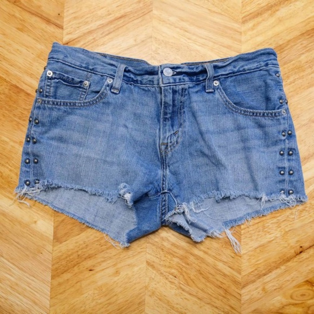 Levis Womens Denim Shorts Size 30 Mid Rise Studded Raw Cut Off Hem Medium Wash - Picture 1 of 11